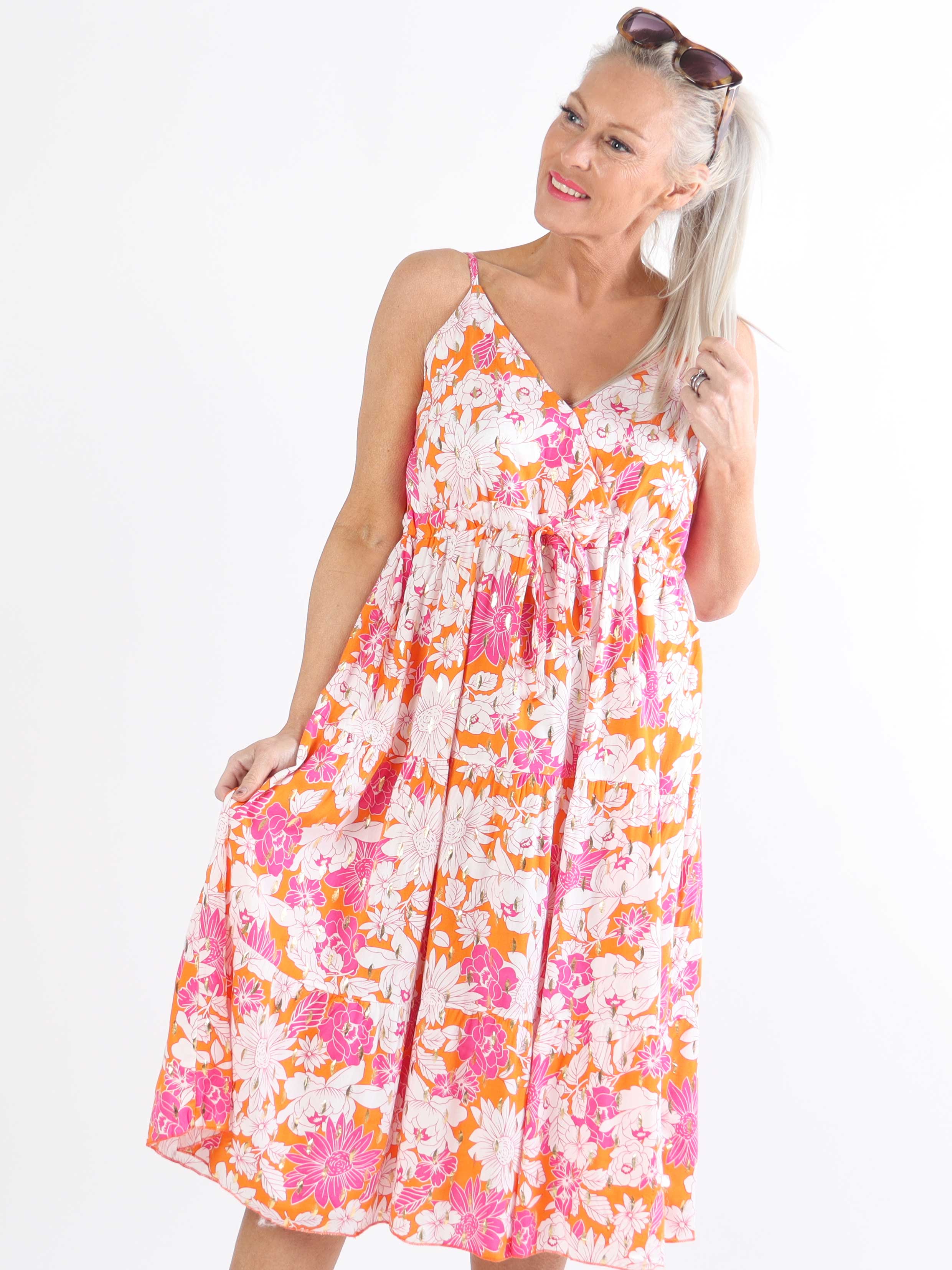 Lucie Flower Short - Plus size viskose stropkjole i blomsterprint med v-udskæring